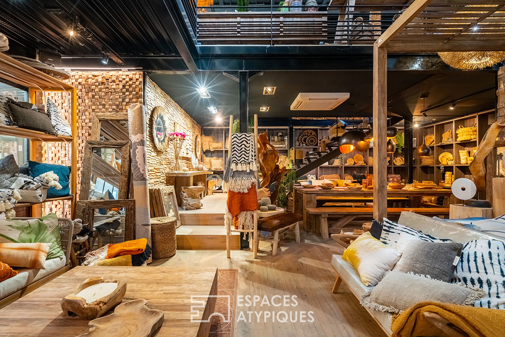 Space in natural and exotic wood