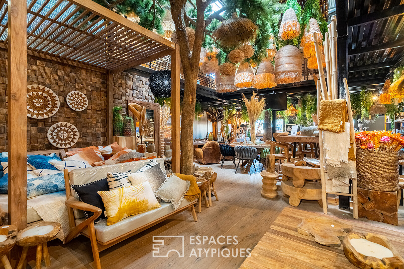 Space in natural and exotic wood