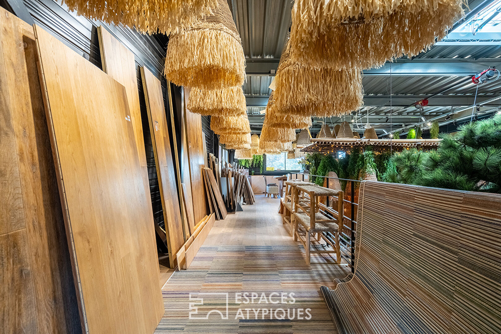 Space in natural and exotic wood