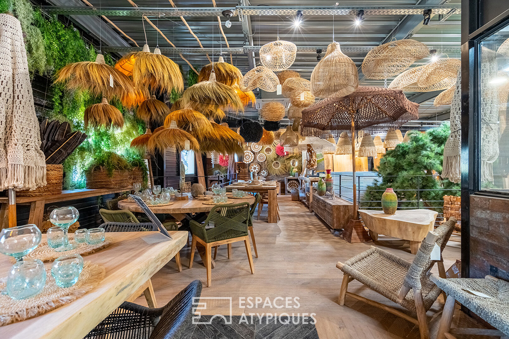 Space in natural and exotic wood