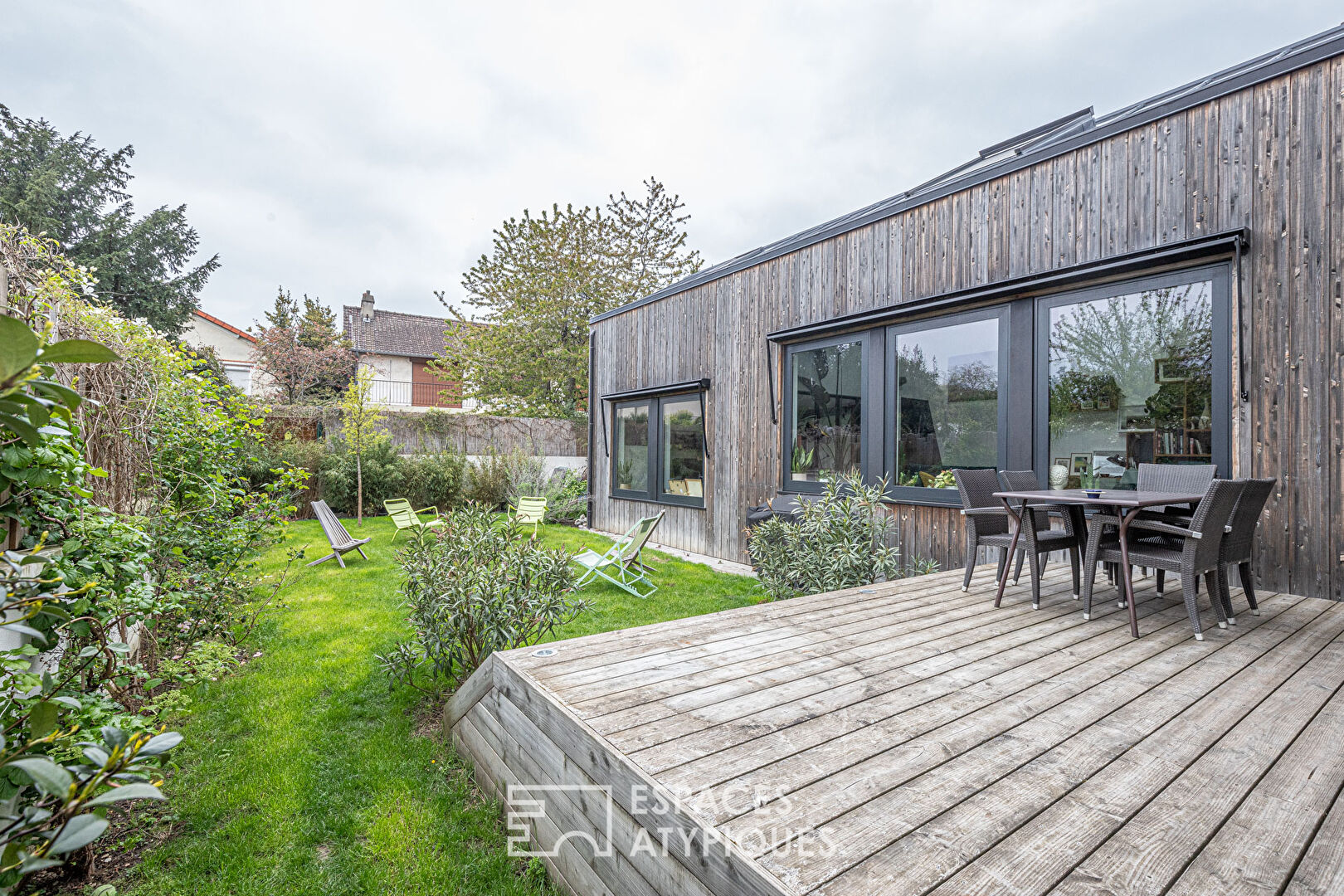 House with contemporary extension