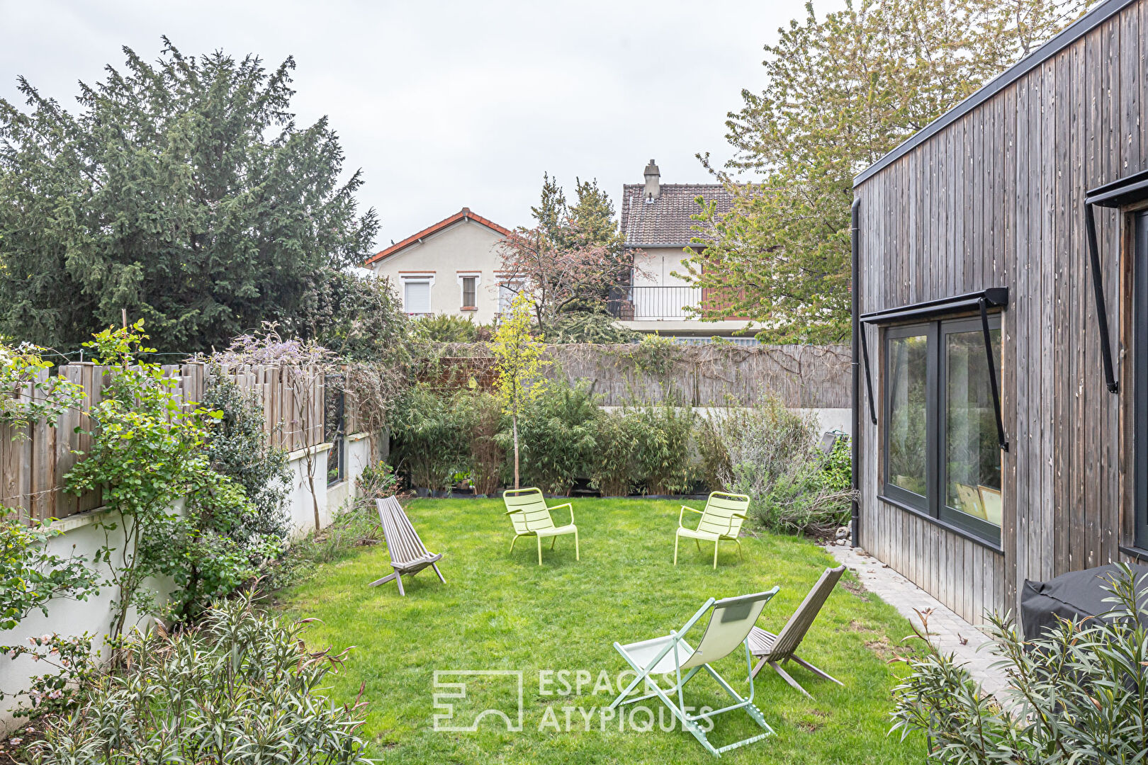 House with contemporary extension