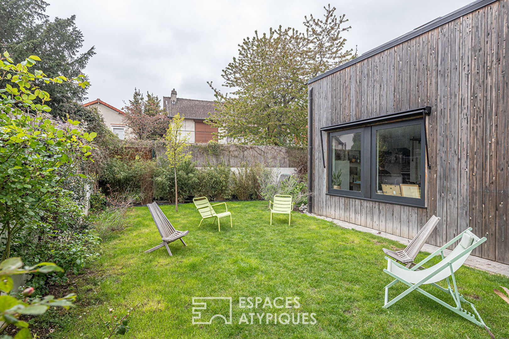 House with contemporary extension