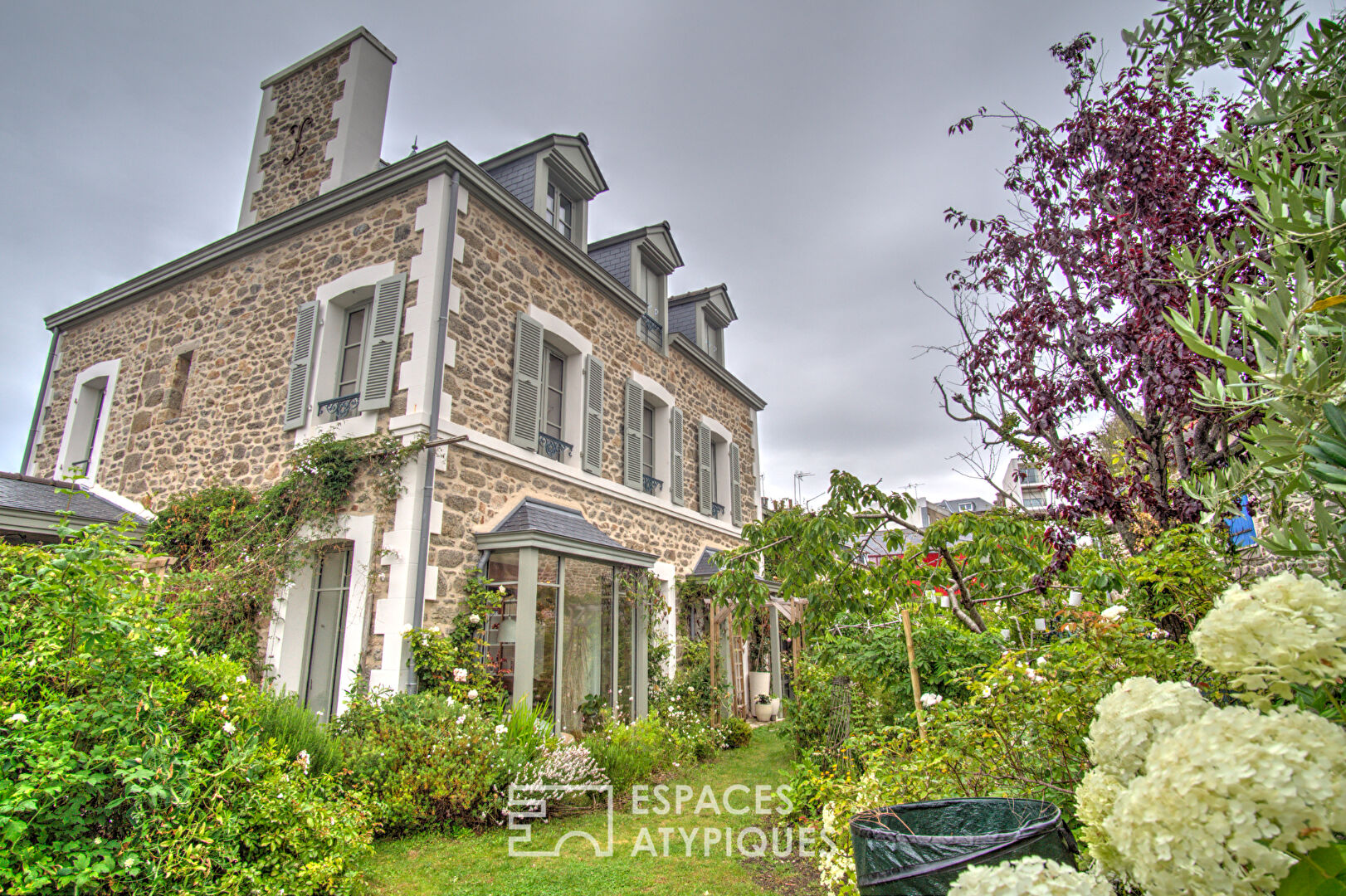 Maison en pierre rénovée dans un style contemporain