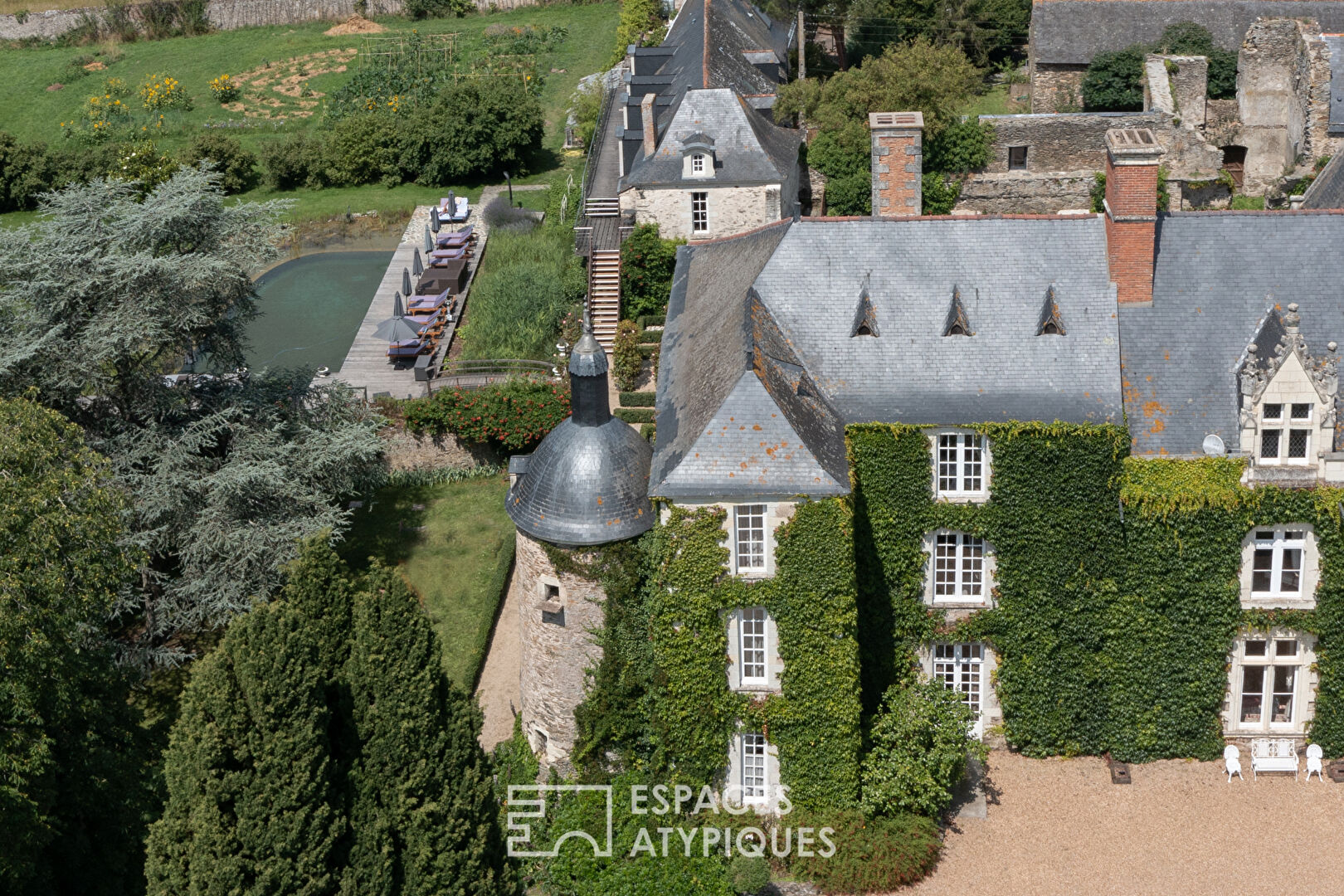 Château du Moyen Âge et jardin à la française
