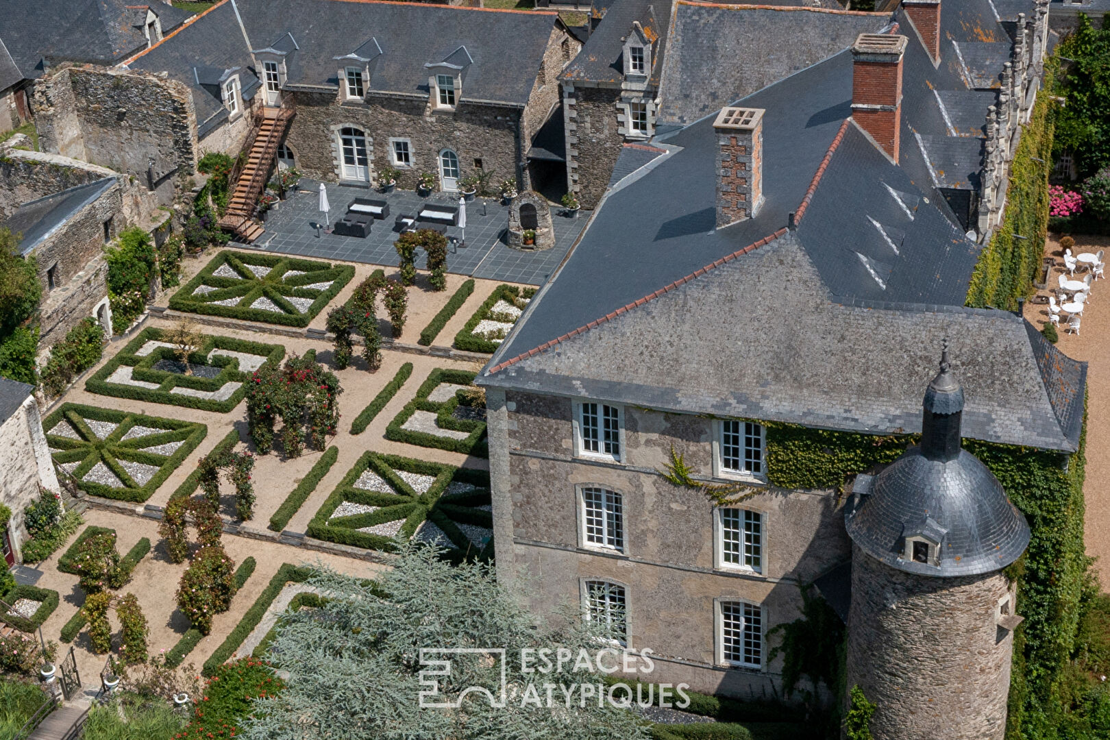 Château du Moyen Âge et jardin à la française