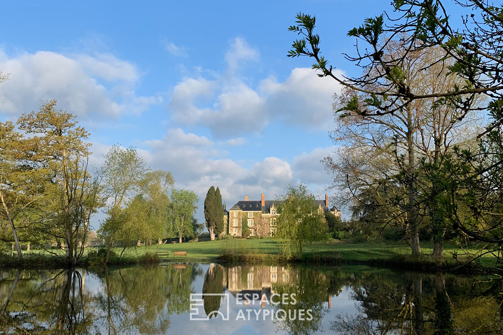 Château du Moyen Âge et jardin à la française