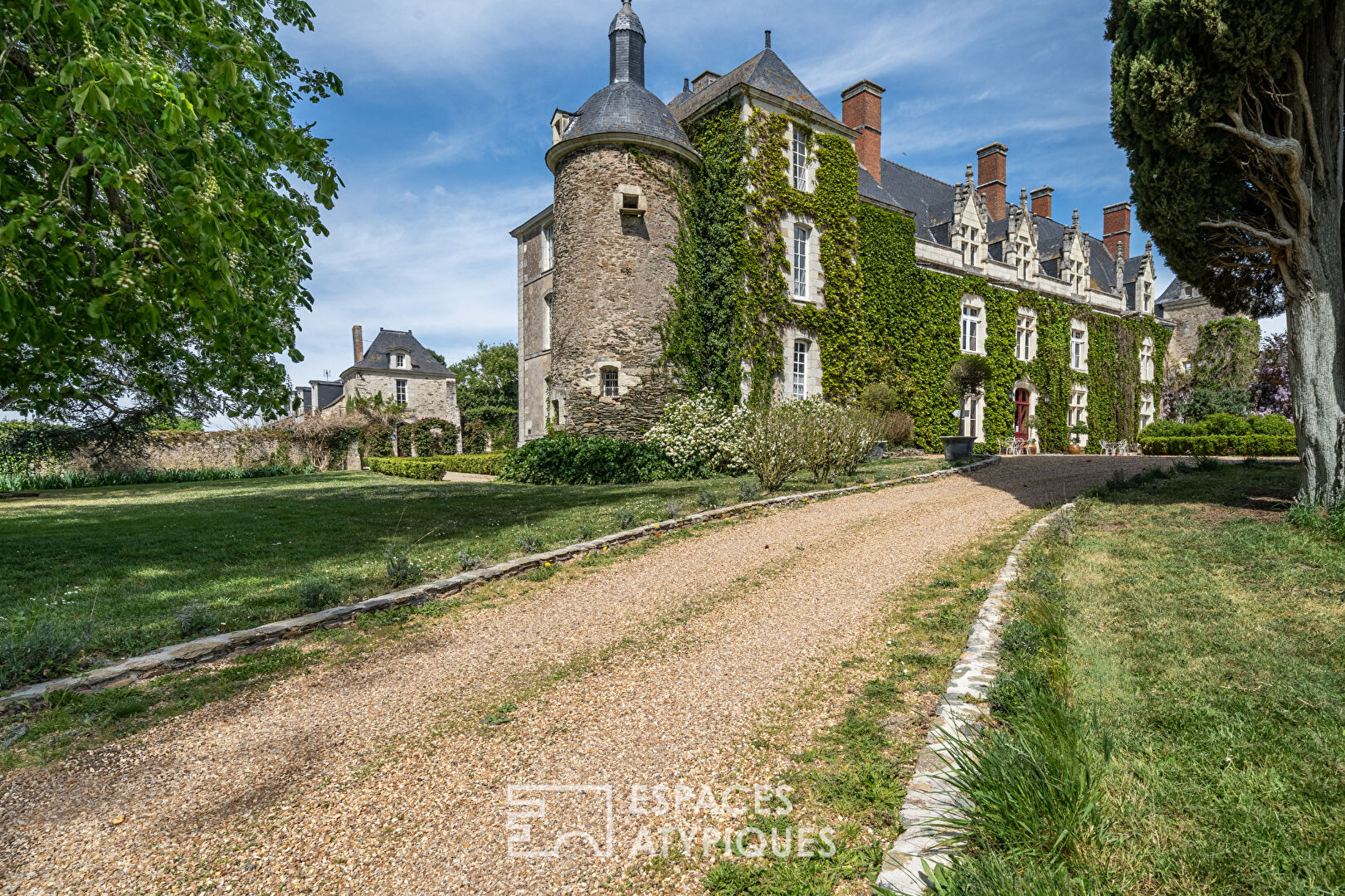 Château du Moyen Âge et jardin à la française