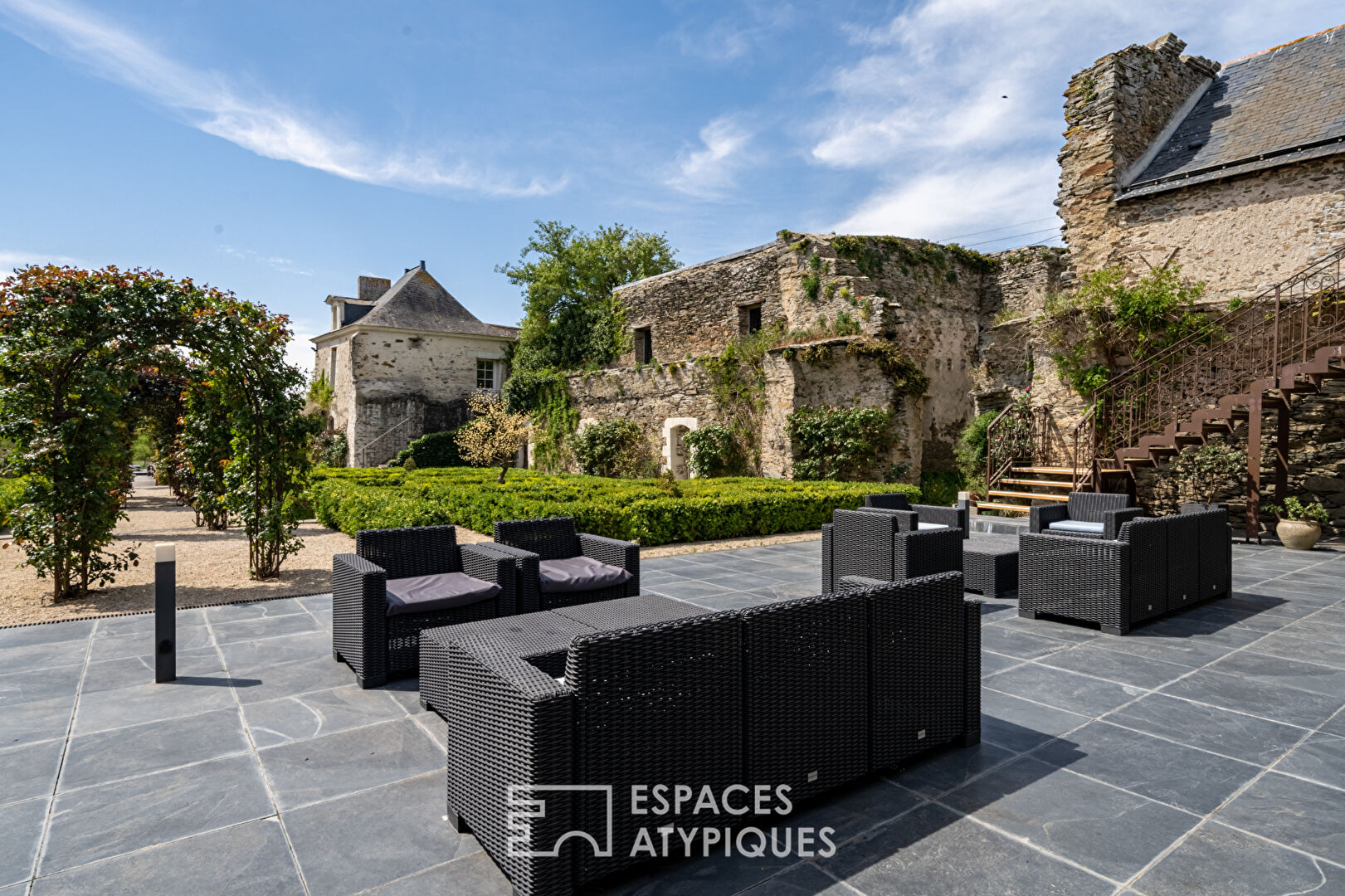 Château du Moyen Âge et jardin à la française