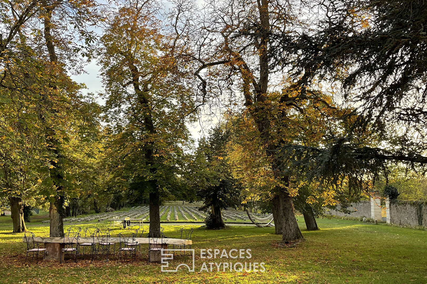 Château du Moyen Âge et jardin à la française
