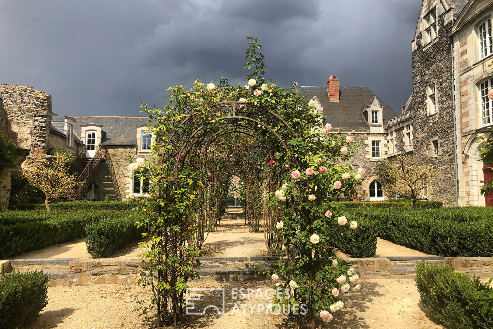 Château du Moyen Âge et jardin à la française