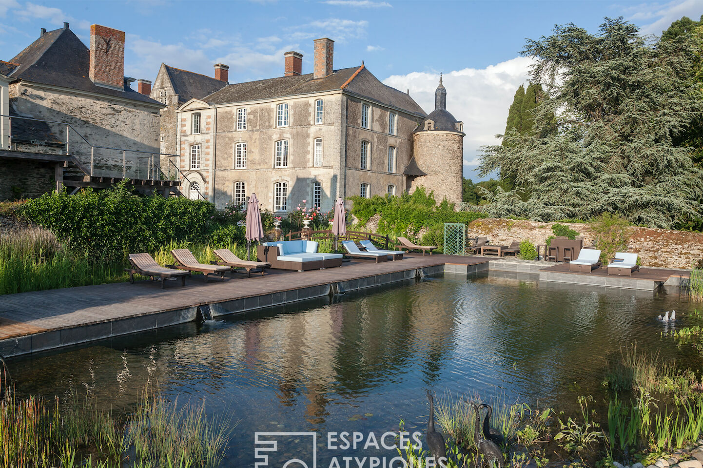Château du Moyen Âge et jardin à la française