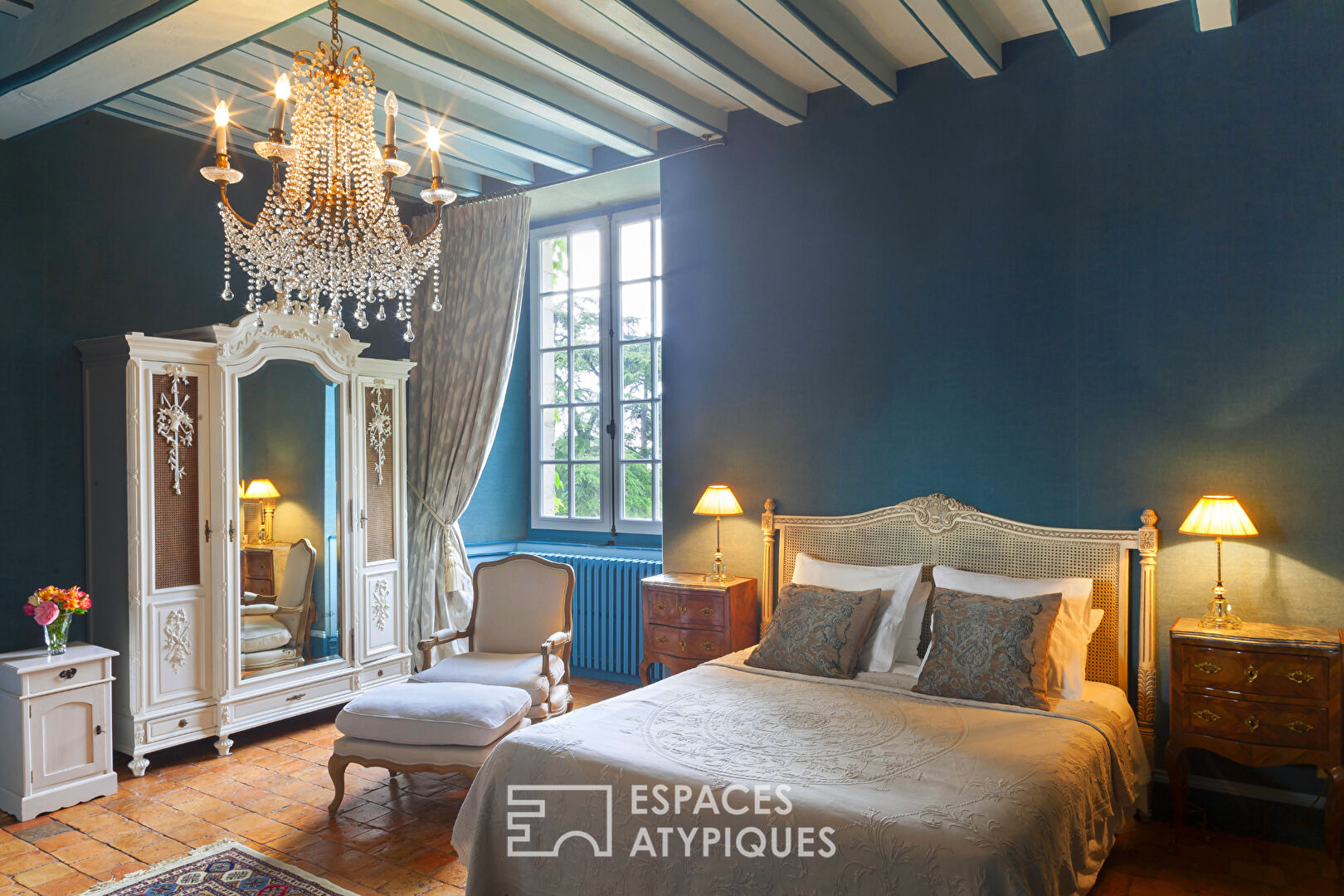 Château du Moyen Âge et jardin à la française