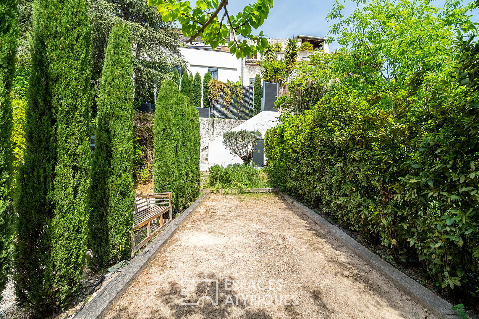 Duplex contemporain avec jardin et piscine