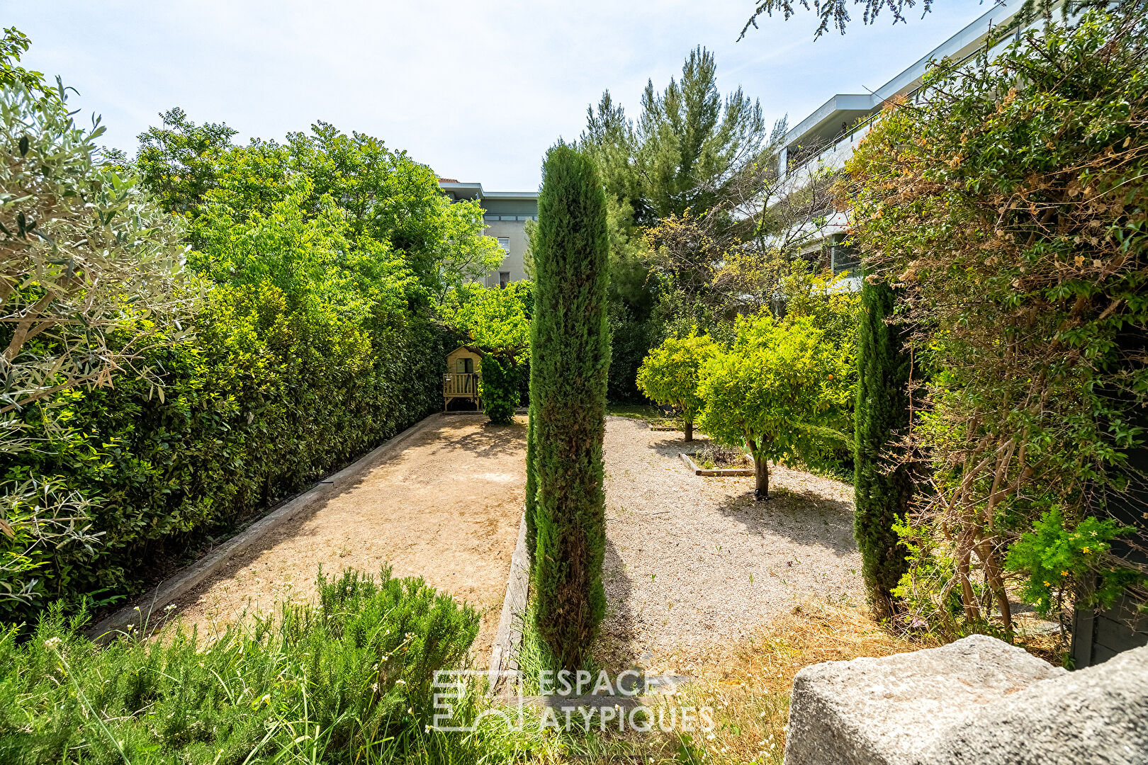 Duplex contemporain avec jardin et piscine