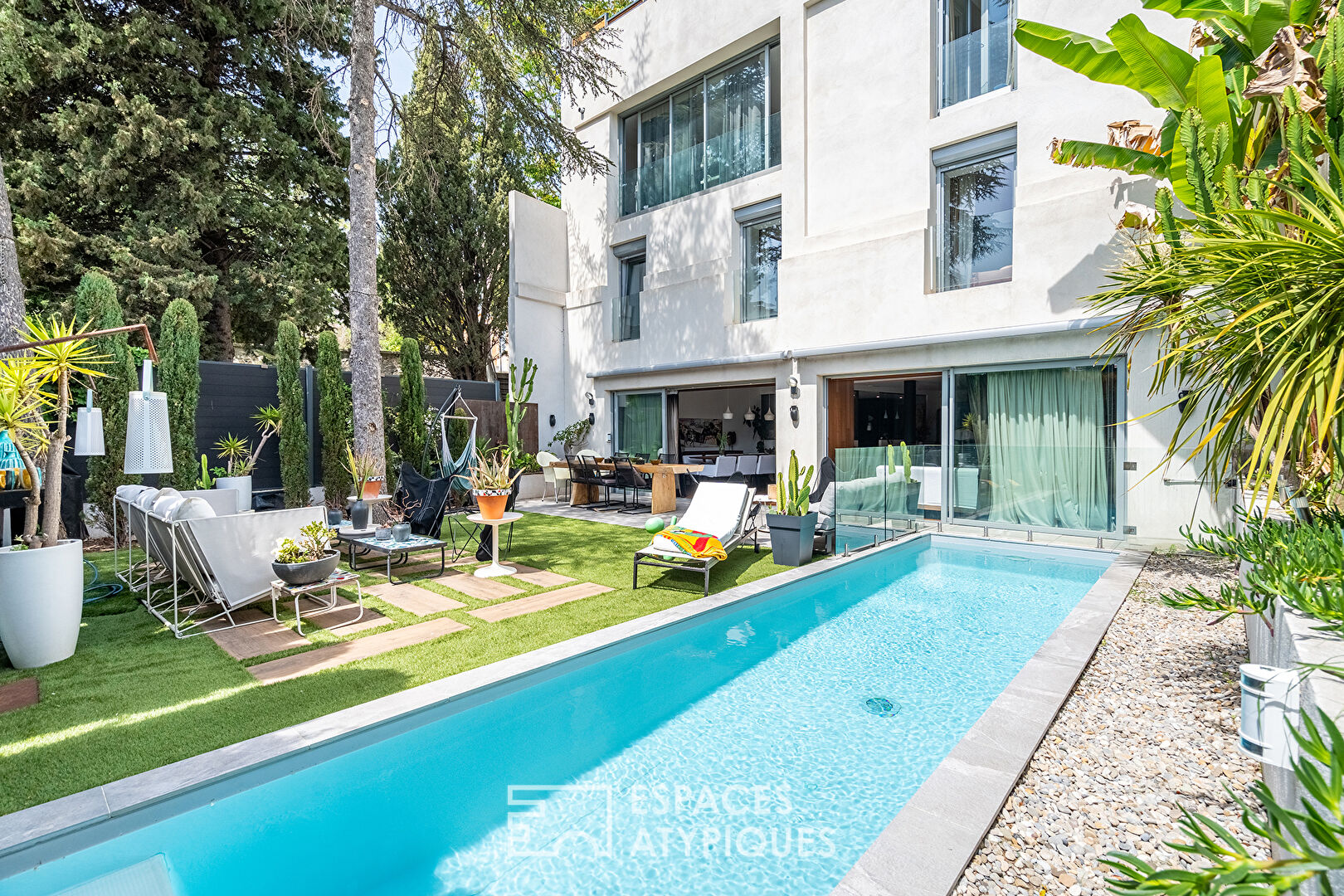 Duplex contemporain avec jardin et piscine