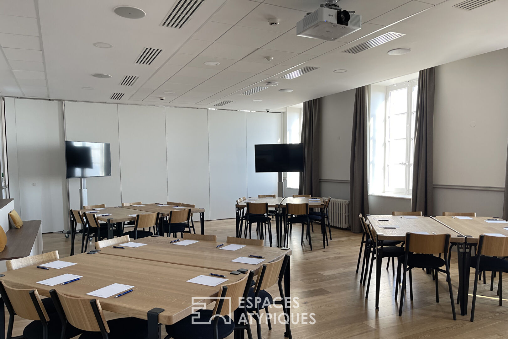 Event location under glass roof with panoramic view of Lyon