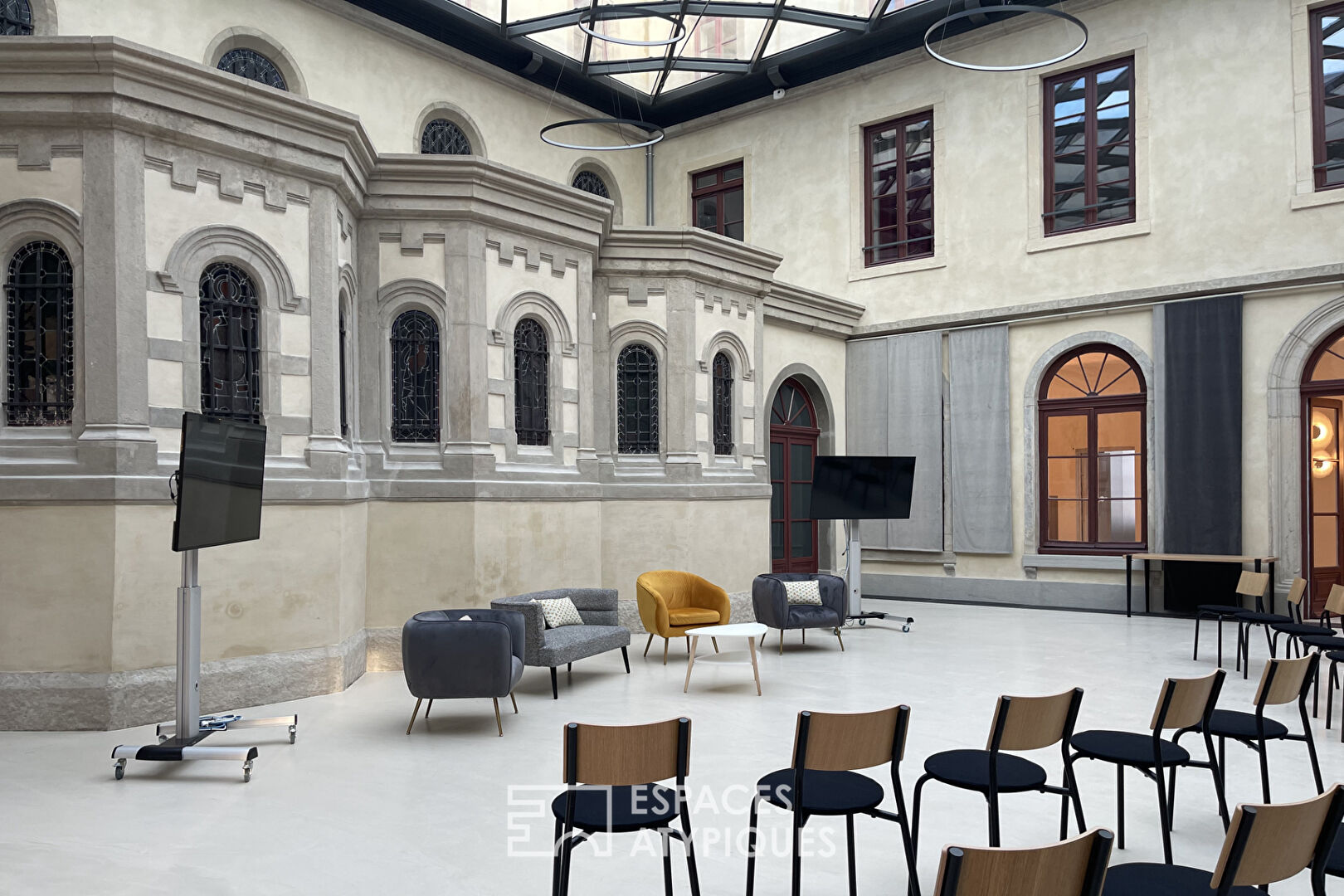 Event location under glass roof with panoramic view of Lyon