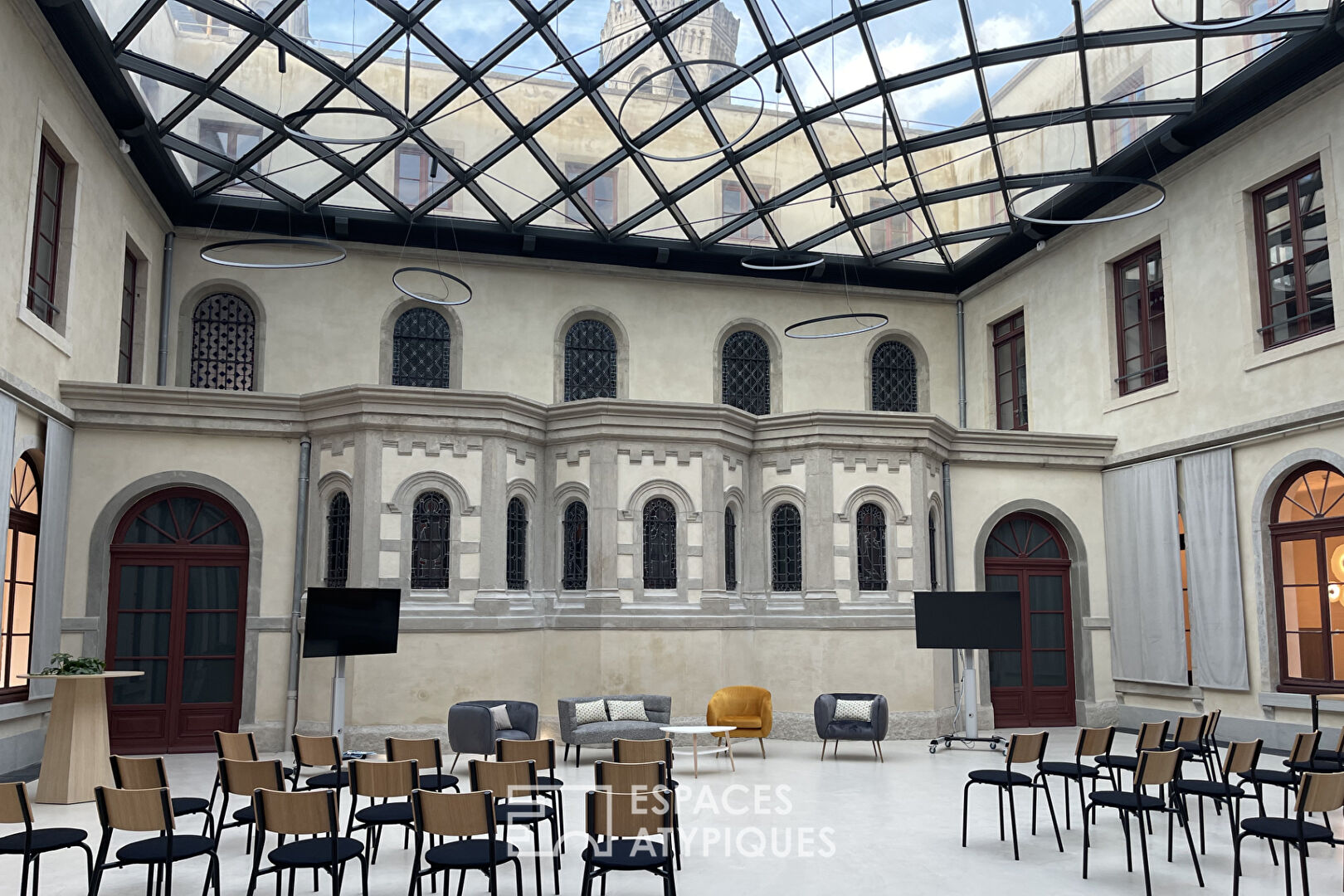 Event location under glass roof with panoramic view of Lyon