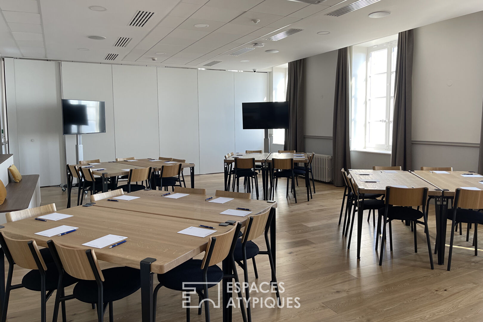 Event location under glass roof with panoramic view of Lyon