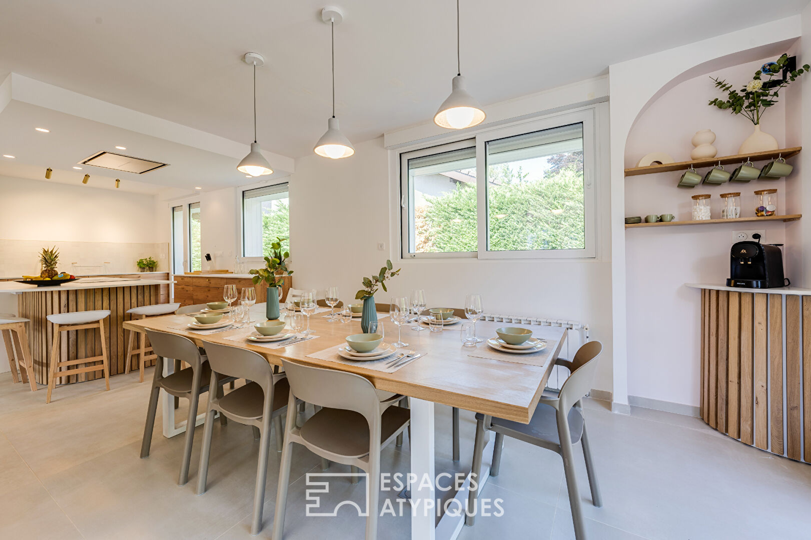 Maison contemporaine déco épurée avec piscine et vue lac