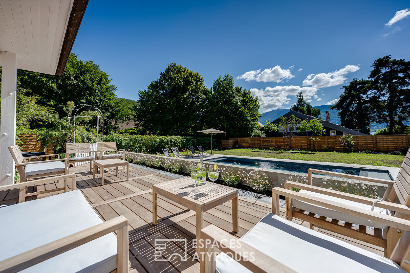 Maison contemporaine déco épurée avec piscine et vue lac