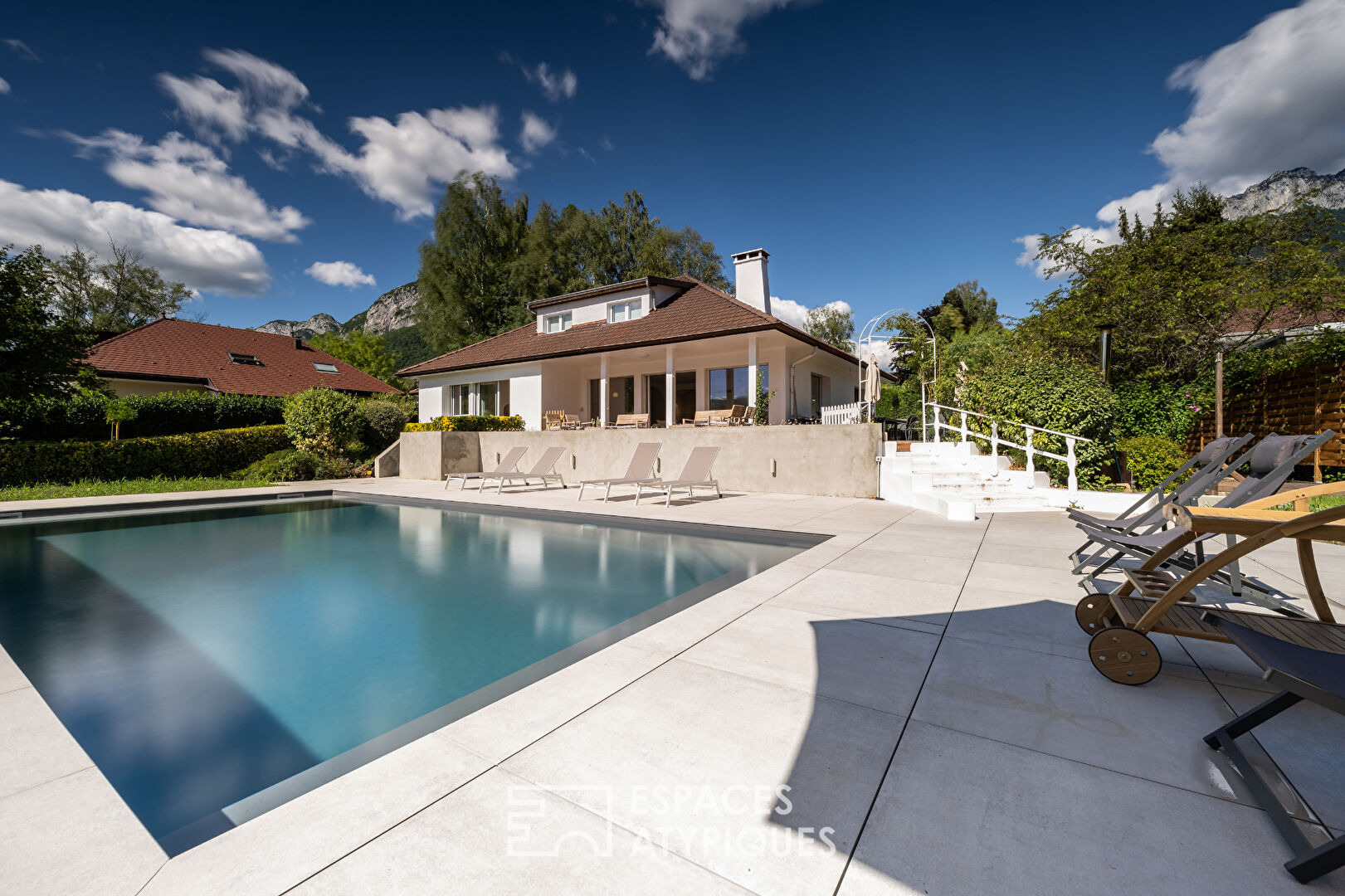 Maison contemporaine déco épurée avec piscine et vue lac