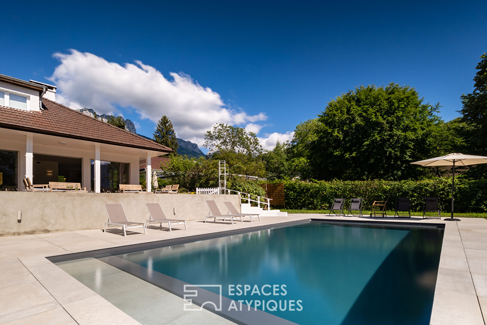 Maison contemporaine déco épurée avec piscine et vue lac