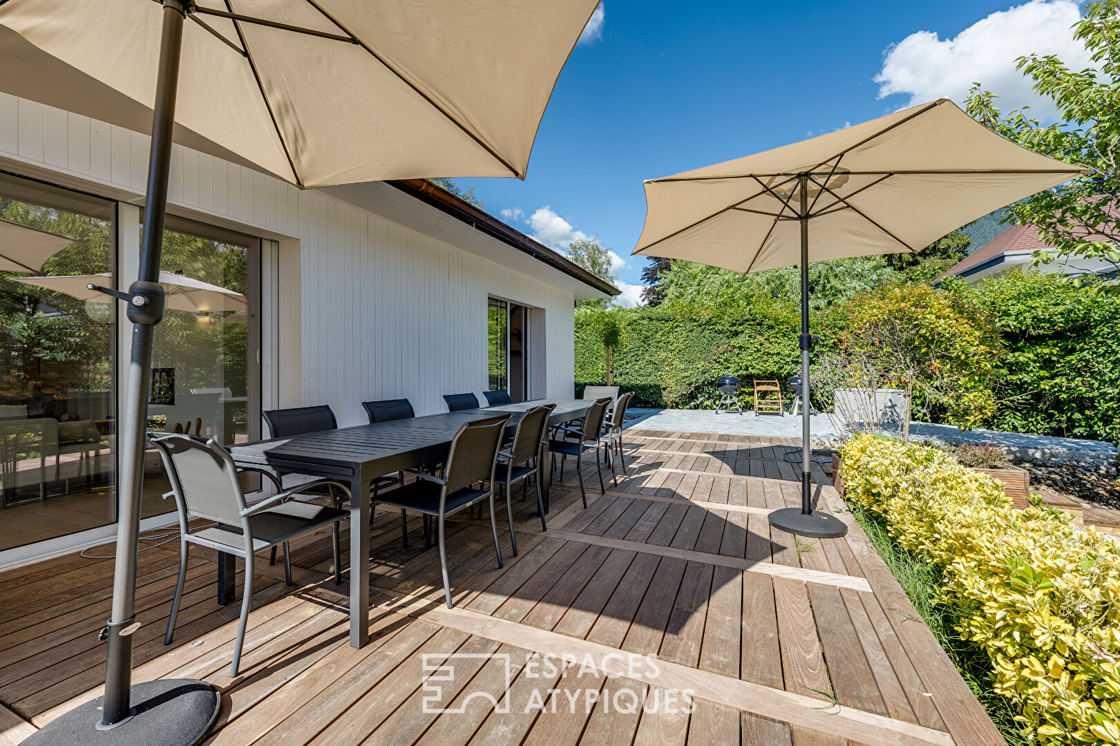 Maison contemporaine déco épurée avec piscine et vue lac