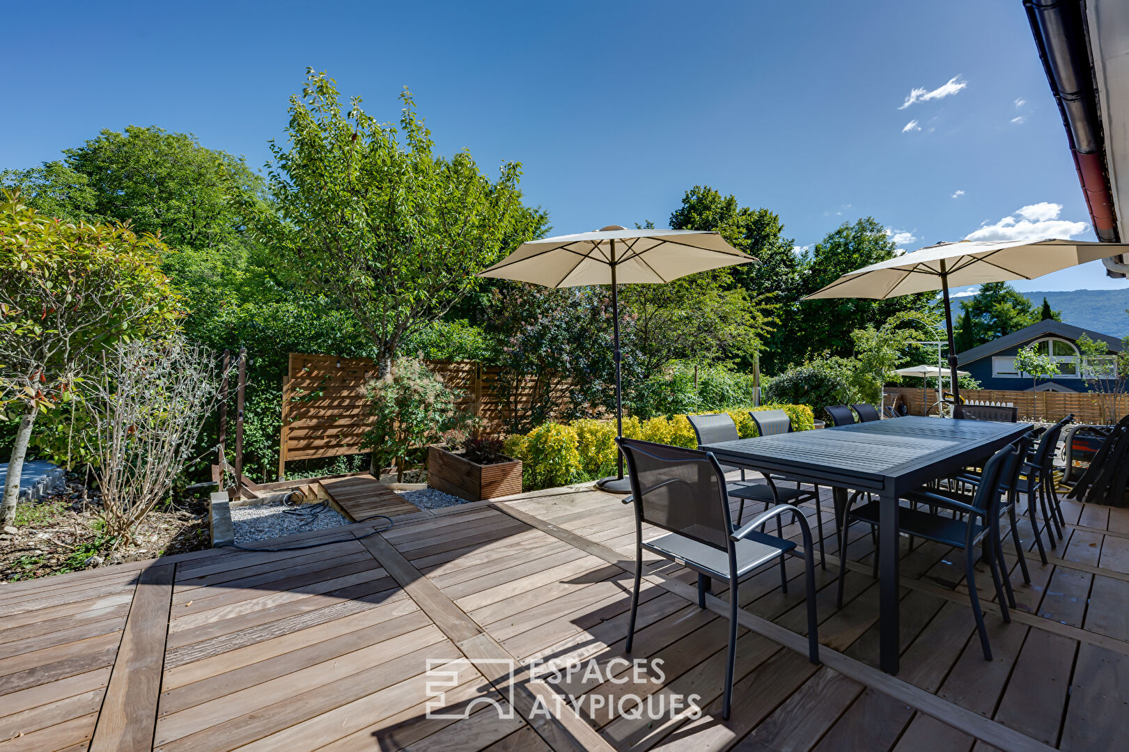 Maison contemporaine déco épurée avec piscine et vue lac