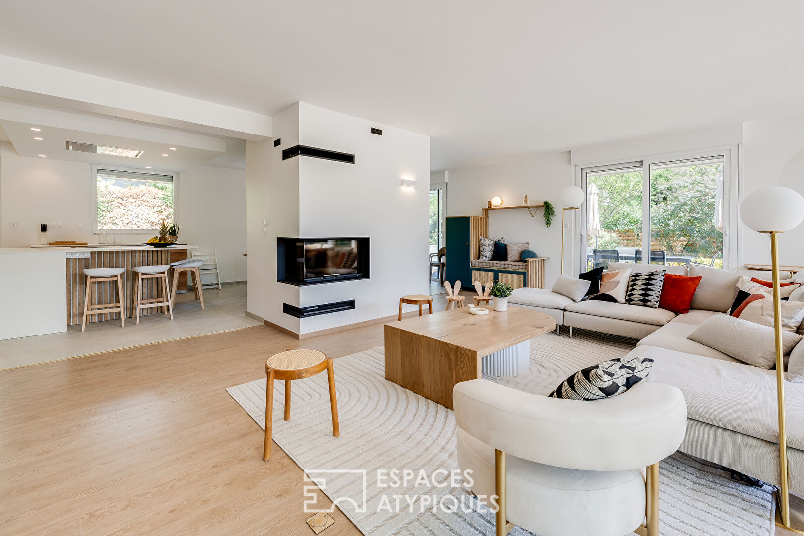 Maison contemporaine déco épurée avec piscine et vue lac