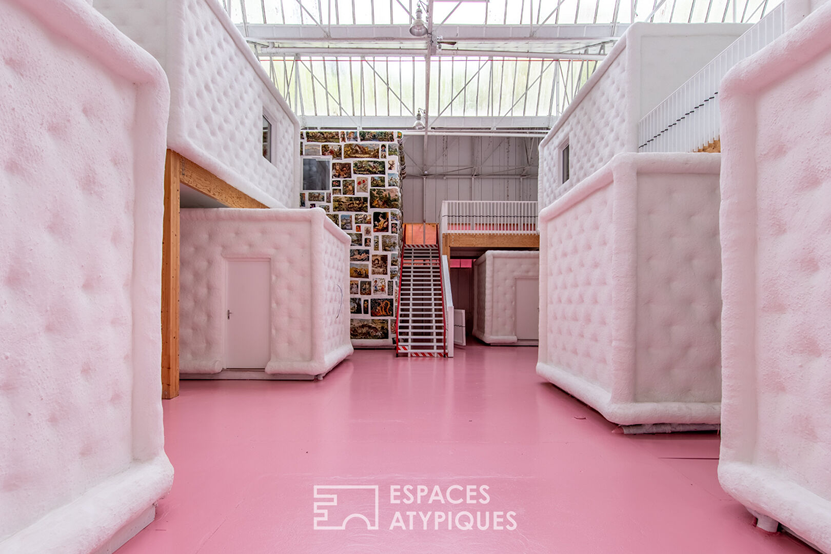 Loft industriel rose avec mur végétal