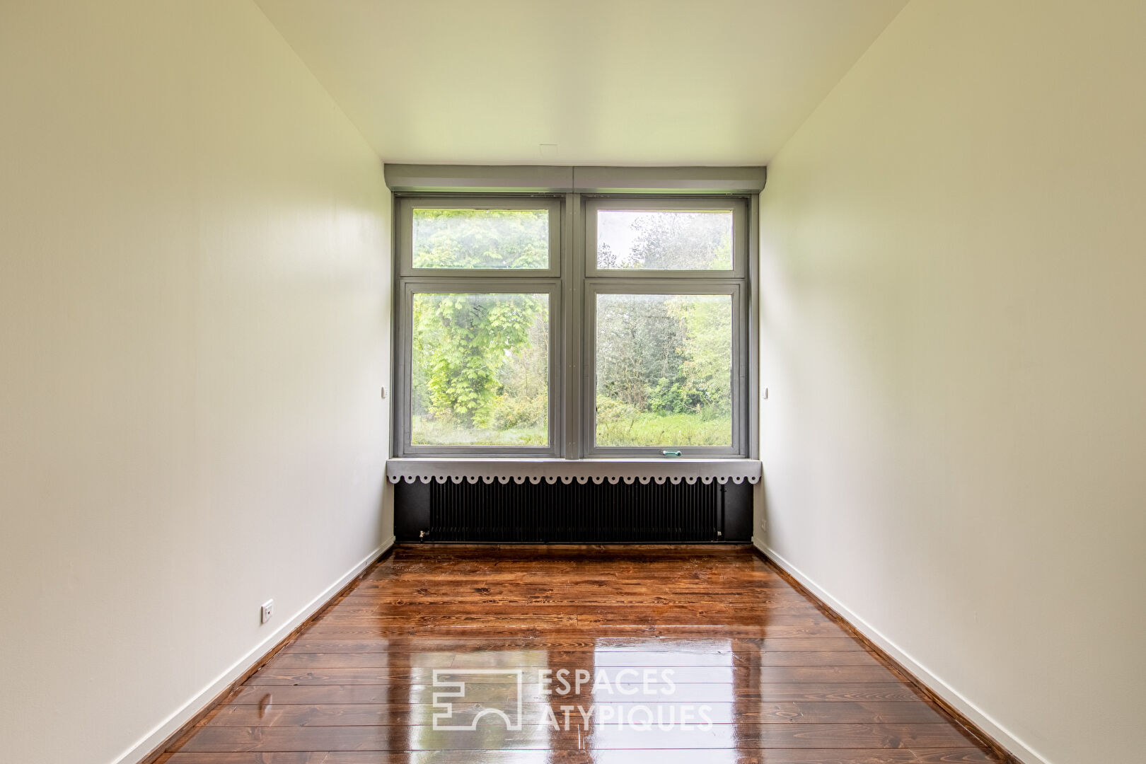 Loft industriel rose avec mur végétal