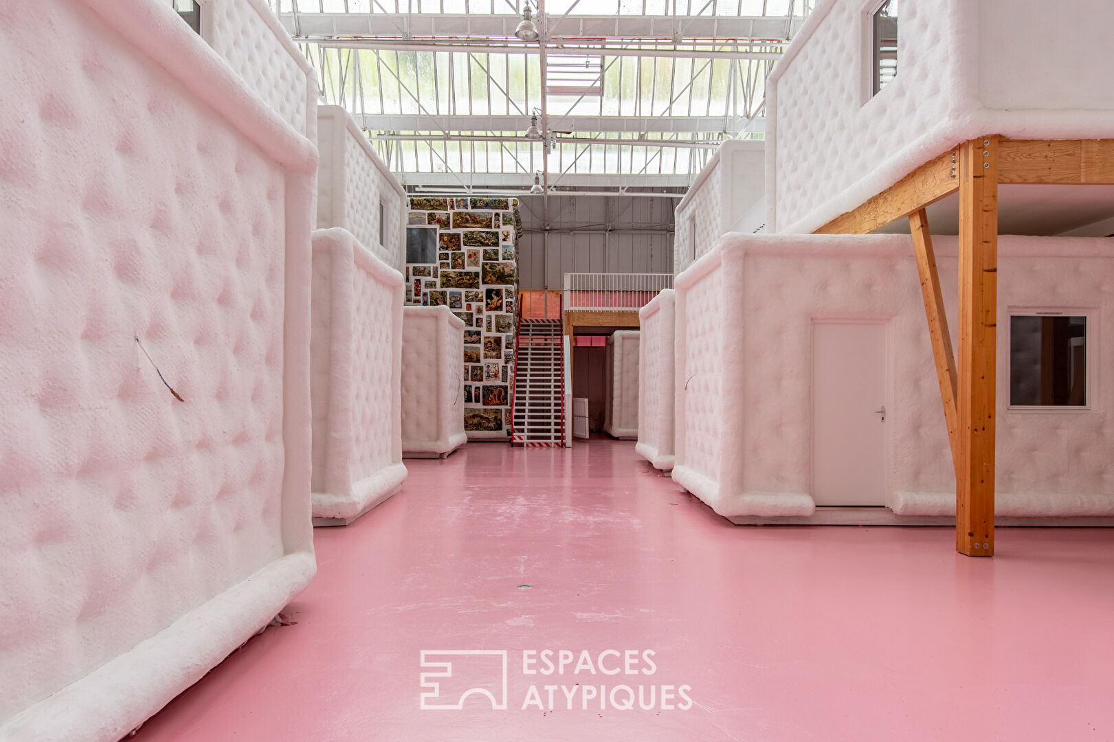 Loft industriel rose avec mur végétal