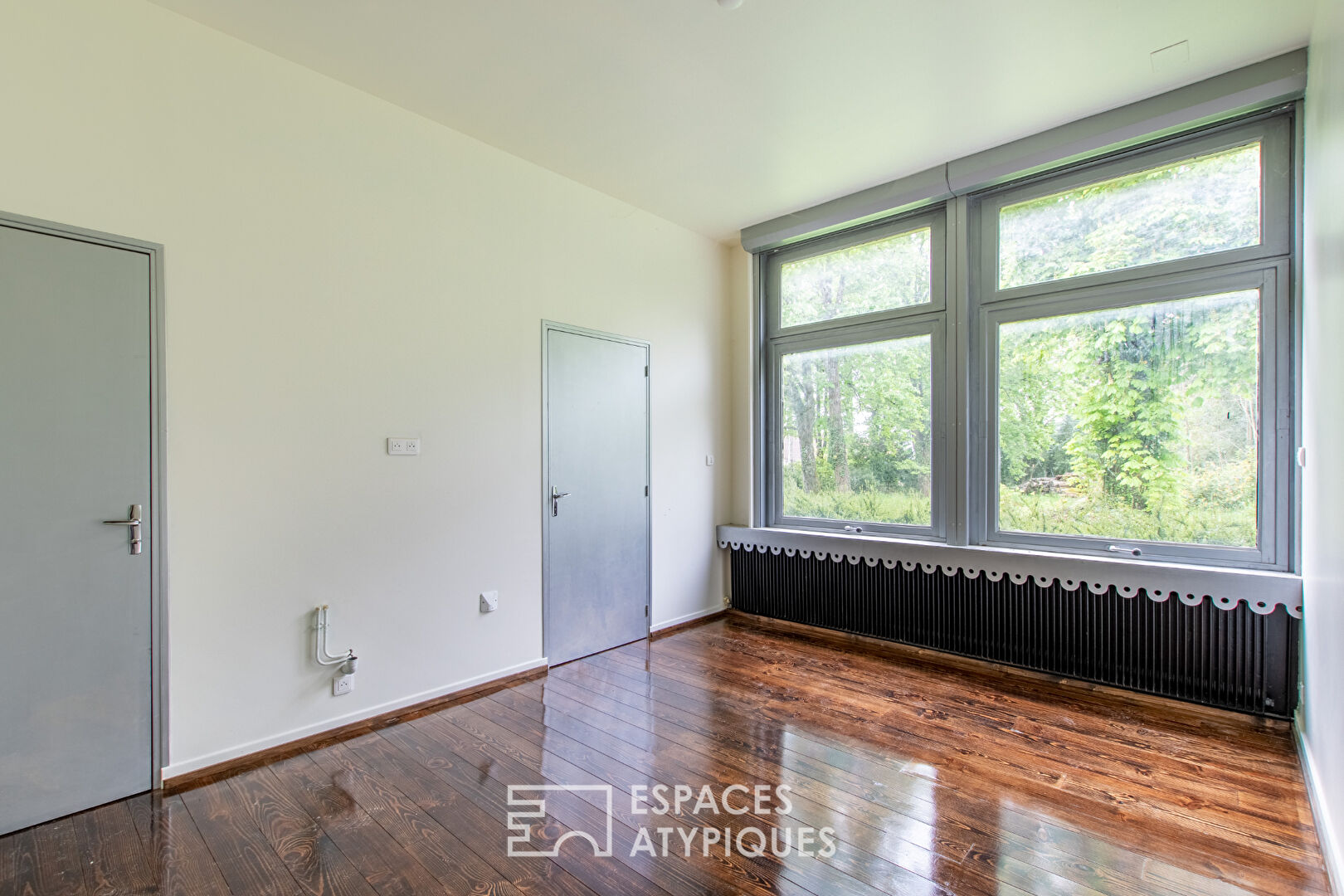 Loft industriel rose avec mur végétal