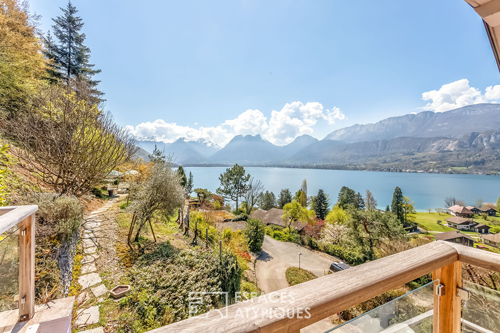 Beautiful and large contemporary house with lake and mountain view