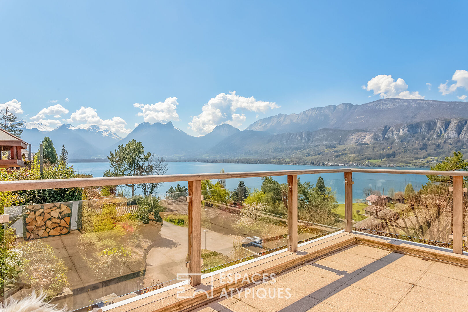 Belle et grande maison contemporaine vue lac et montagnes