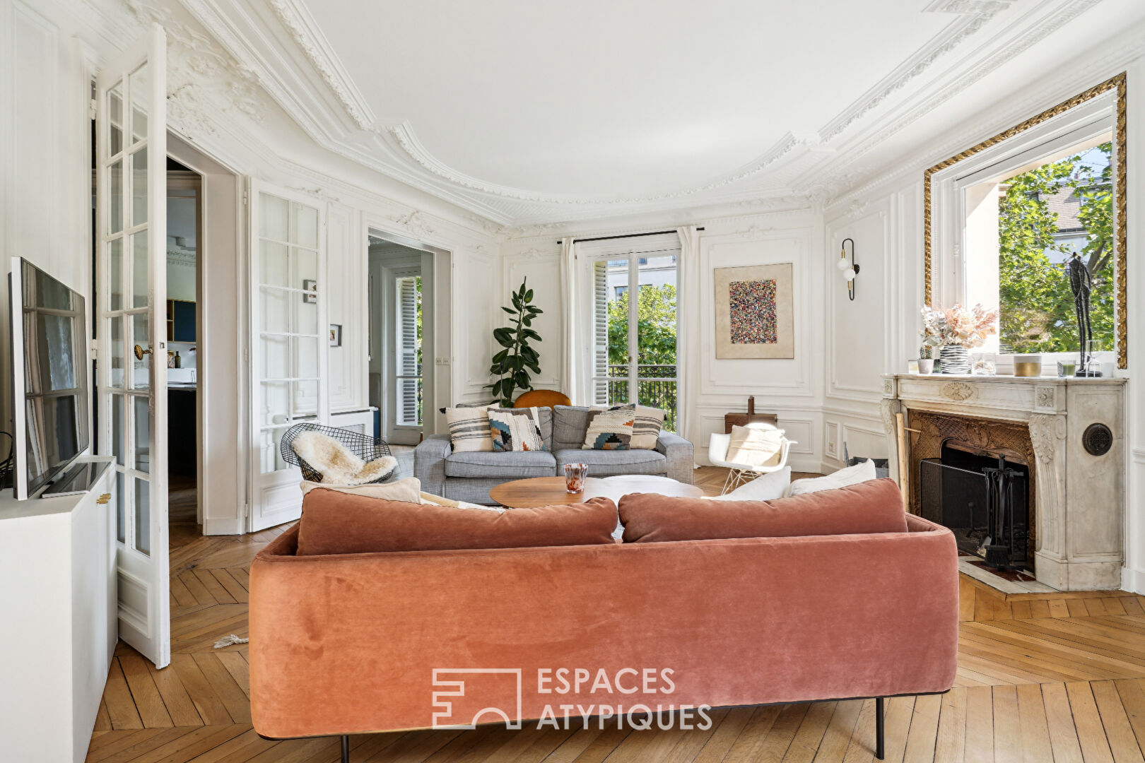 Parisian and family Haussmann apartment