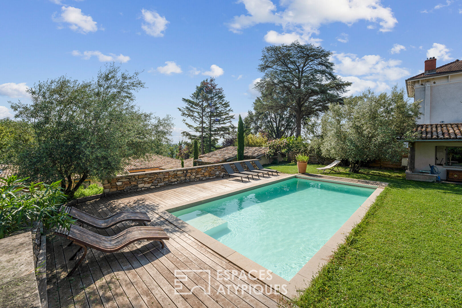 Maison ancienne et contemporaine avec piscine