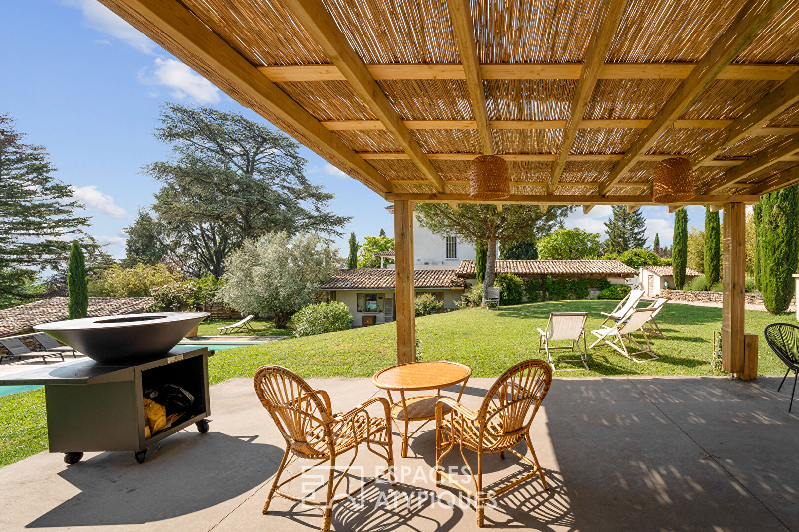 Maison ancienne et contemporaine avec piscine