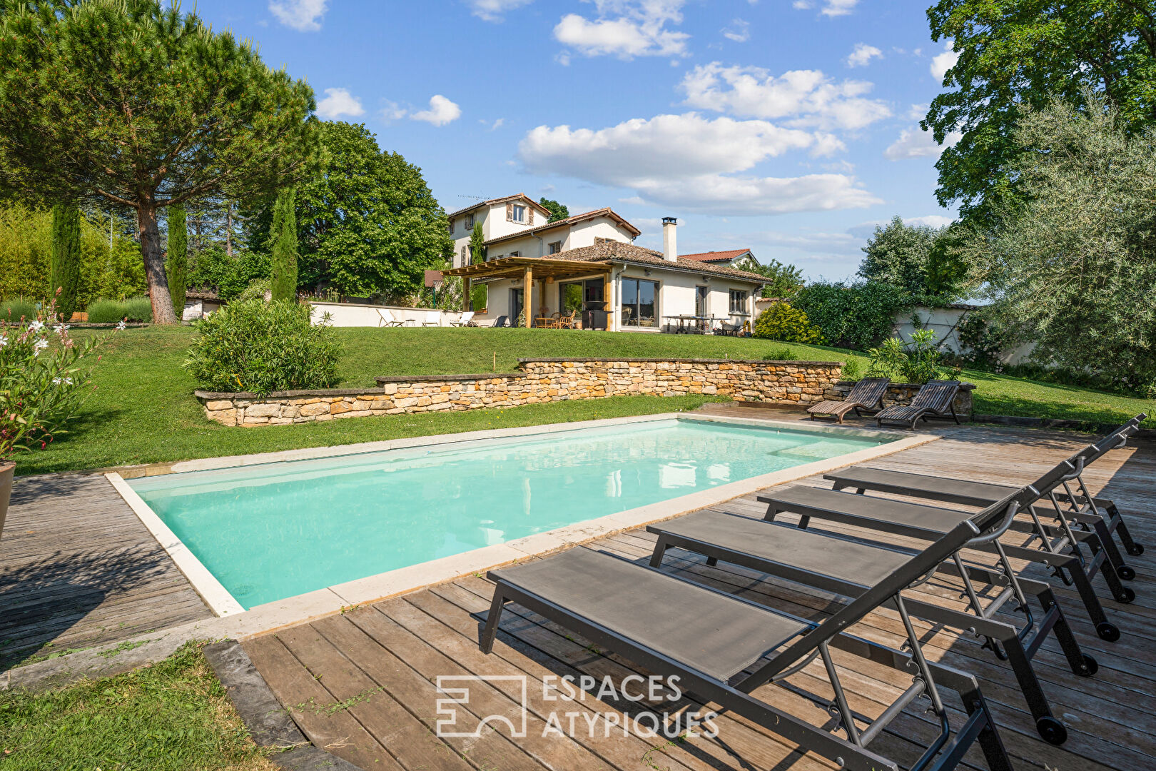 Maison ancienne et contemporaine avec piscine