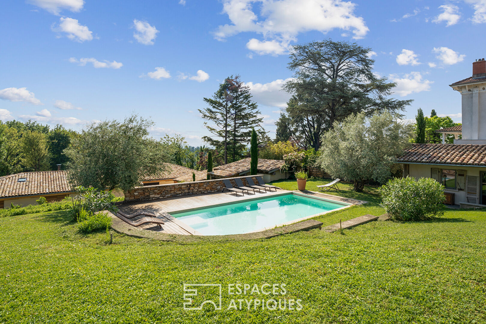 Maison ancienne et contemporaine avec piscine