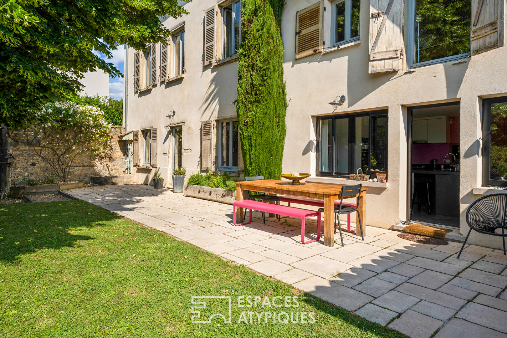 Maison ancienne et contemporaine avec piscine