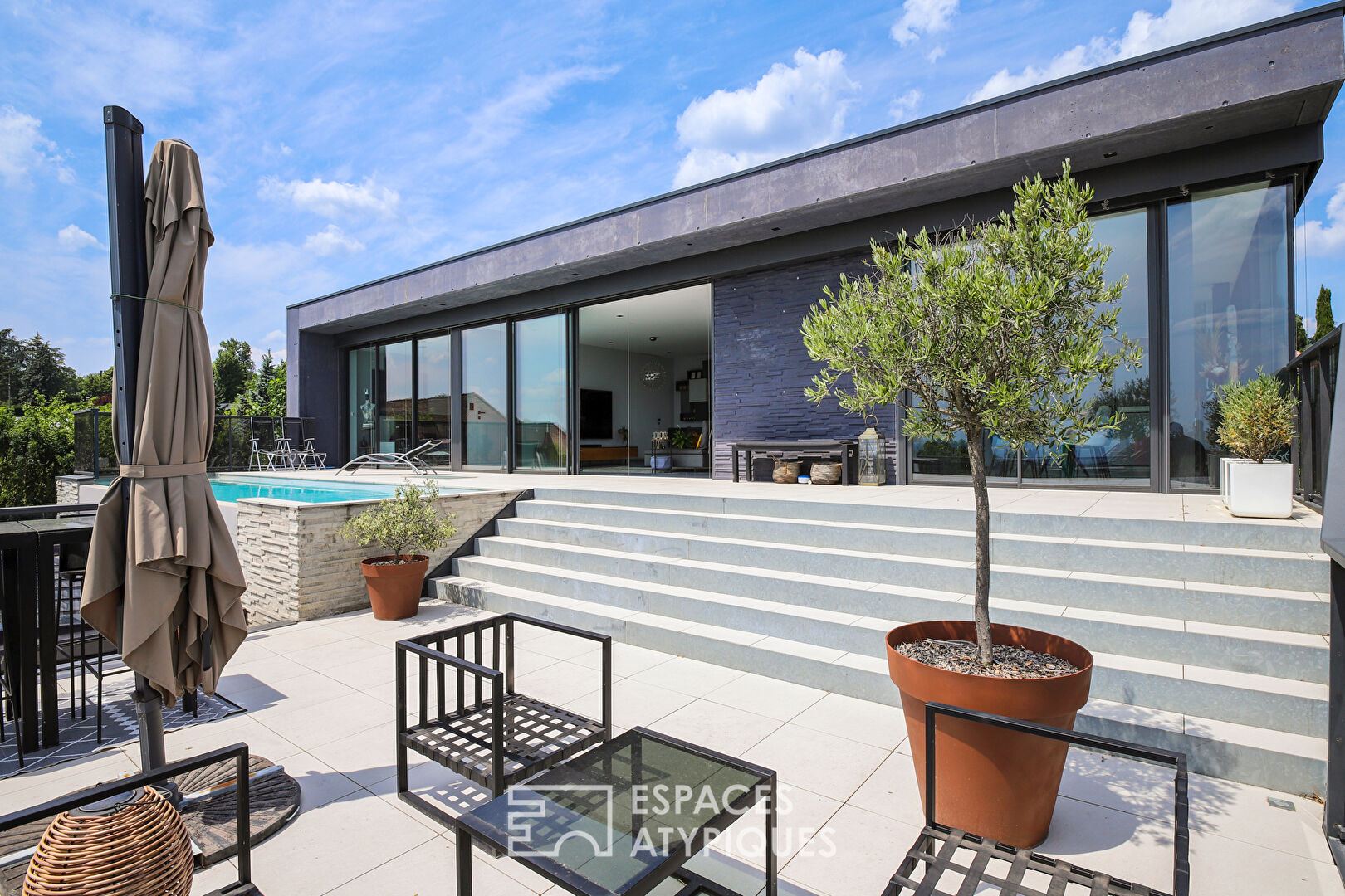 Maison contemporaine d’architecte en béton noir