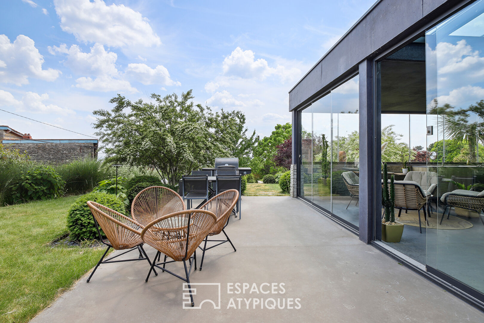 Contemporary architect’s house in black concrete