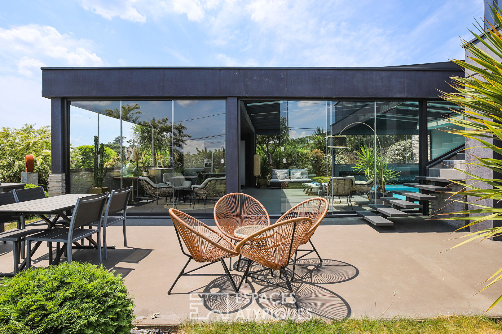 Maison contemporaine d’architecte en béton noir