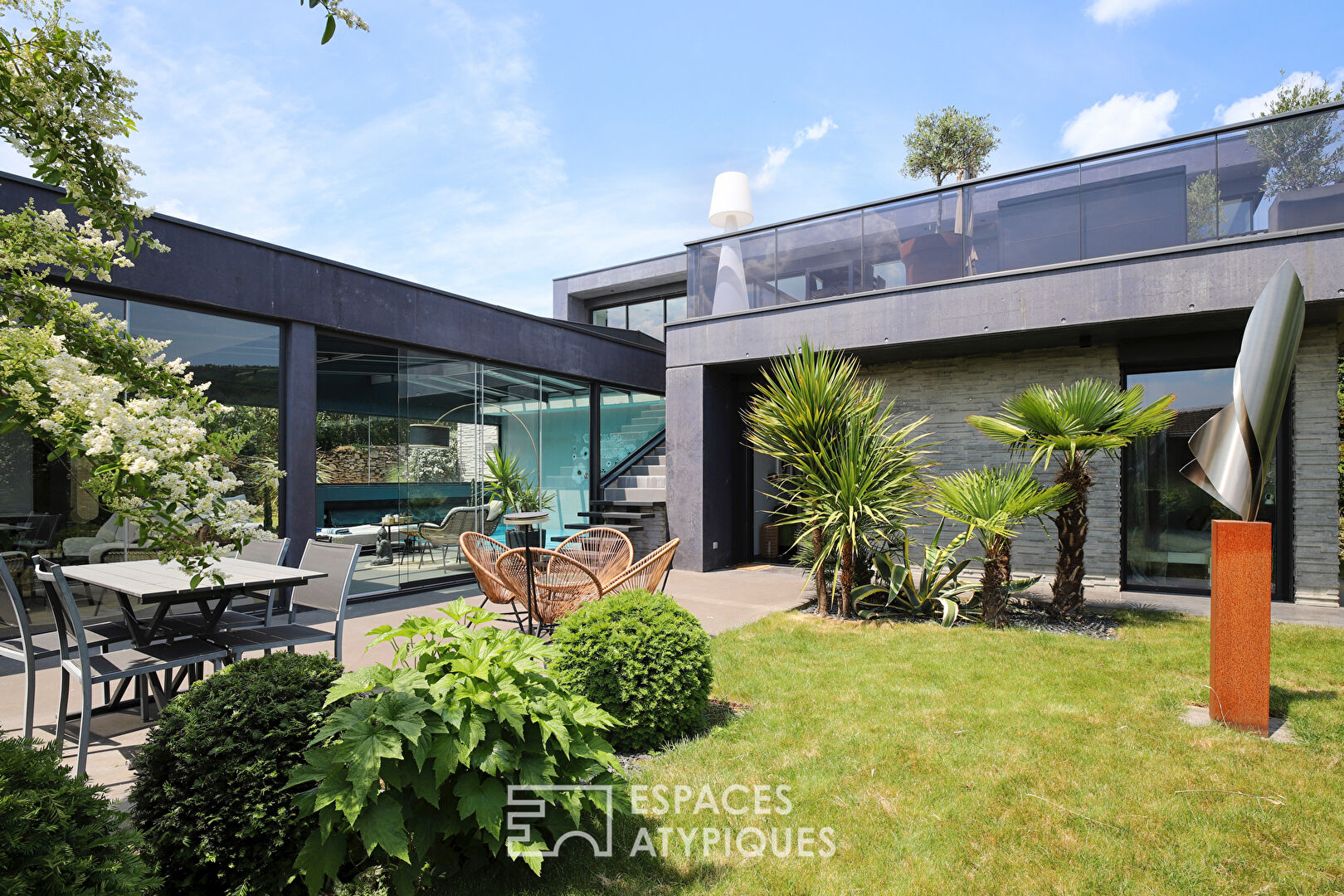 Maison contemporaine d’architecte en béton noir