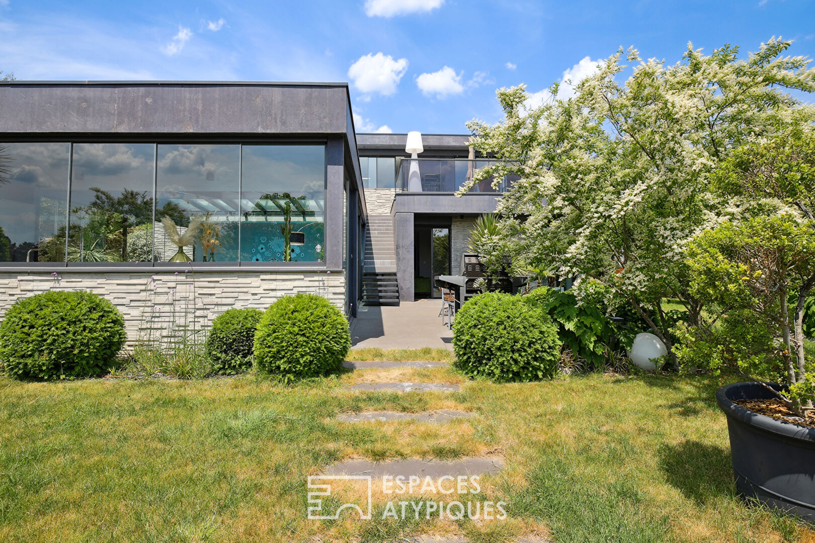 Maison contemporaine d’architecte en béton noir