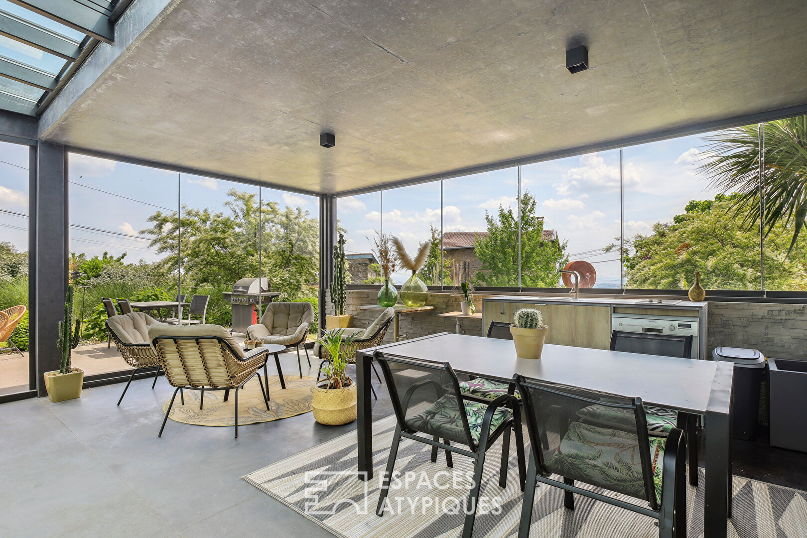 Maison contemporaine d’architecte en béton noir